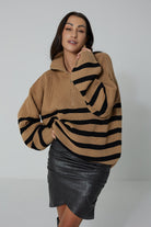 Sweter Apres Ski Kamel w Czarne Paski 100% Wełna Merino
