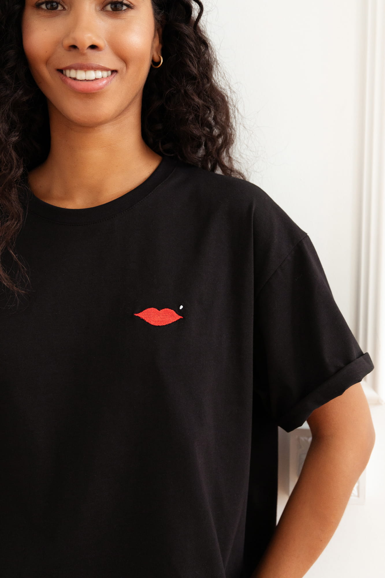 T-shirt Voilà Czarny Usta