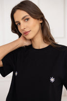 T-shirt Crop-Voilà Czarny Białe Stokrotki