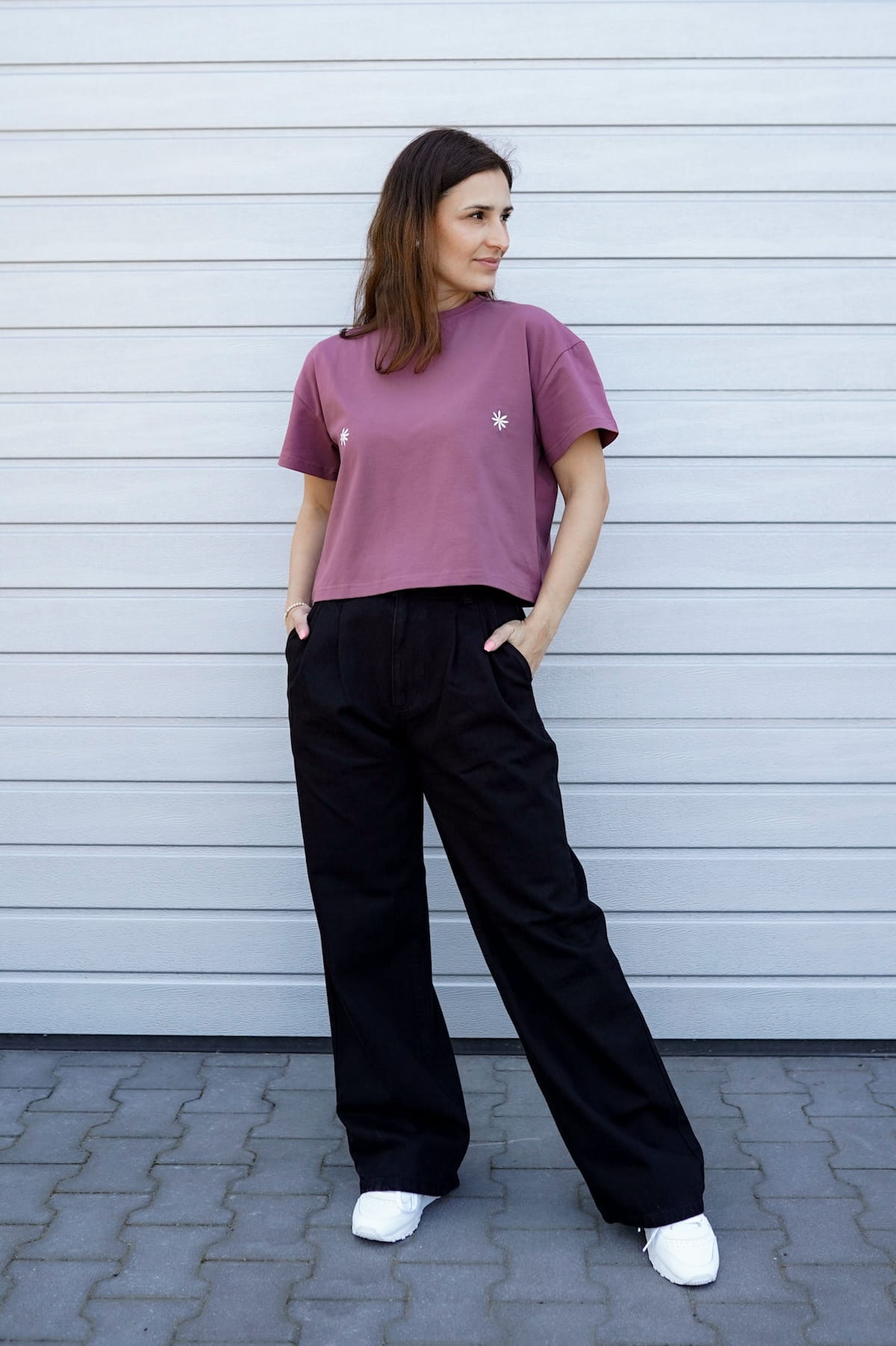 T-shirt Crop-Voilà Rose Brown Białe Stokrotki