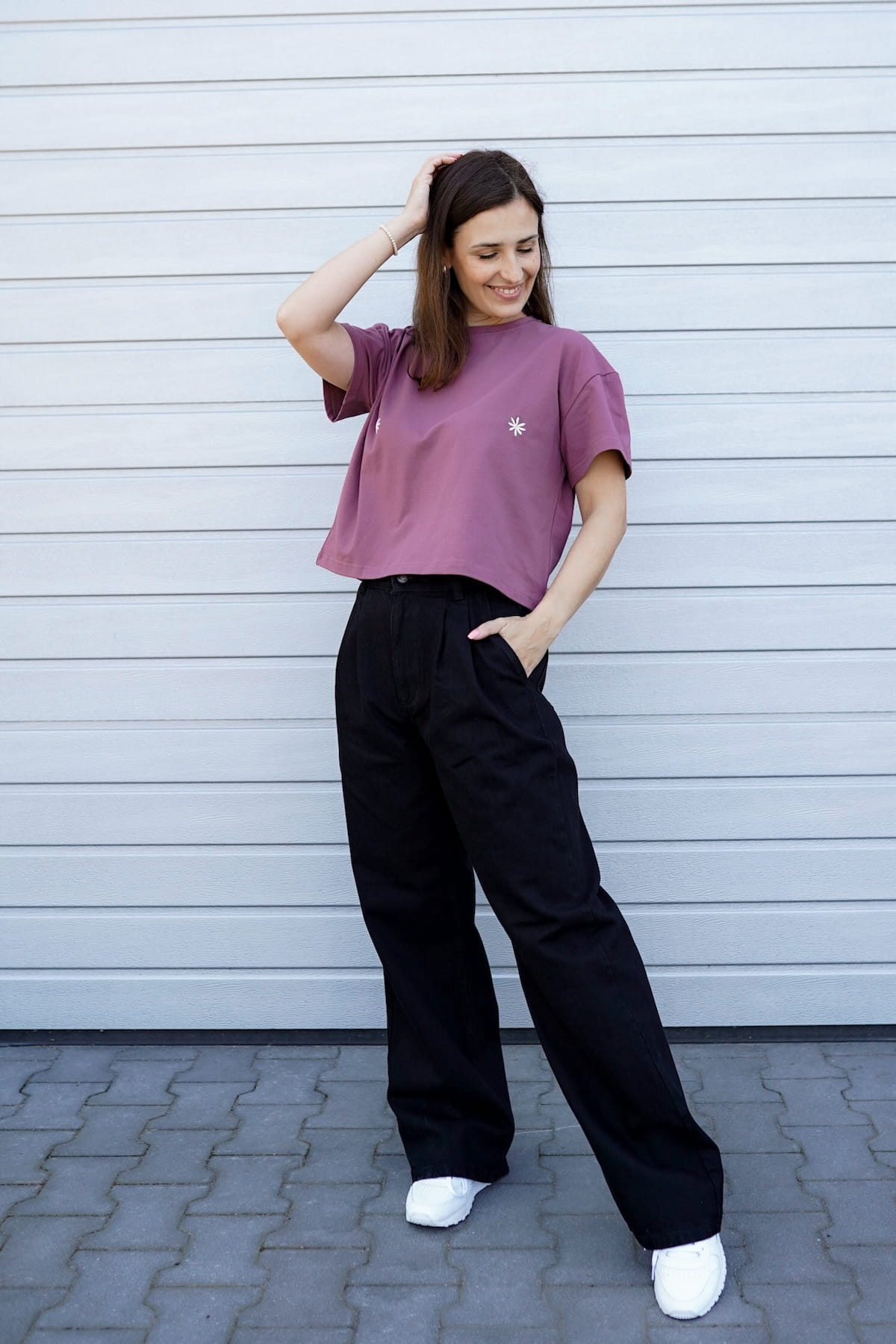 T-shirt Crop-Voilà Rose Brown Białe Stokrotki