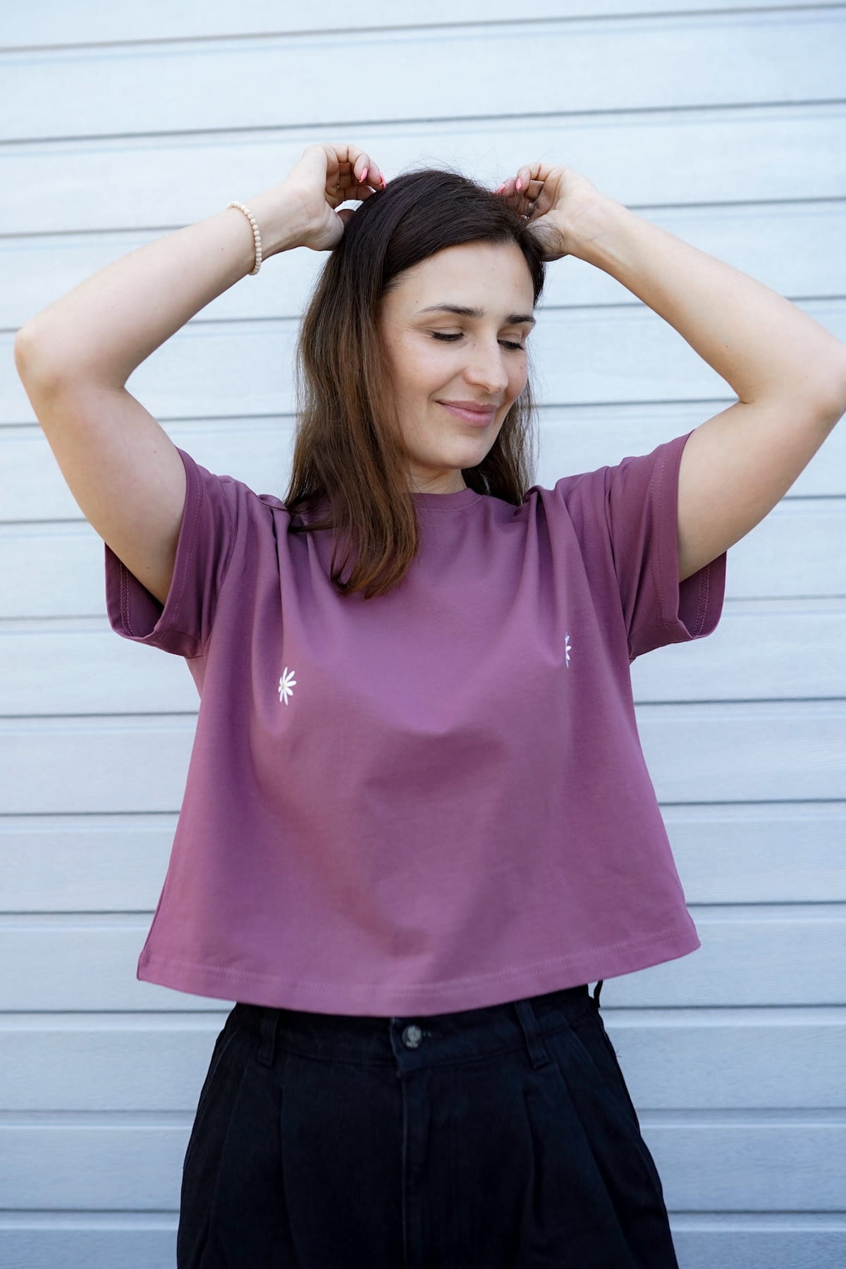 T-shirt Crop-Voilà Rose Brown Białe Stokrotki