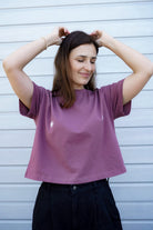 T-shirt Crop-Voilà Rose Brown Białe Stokrotki