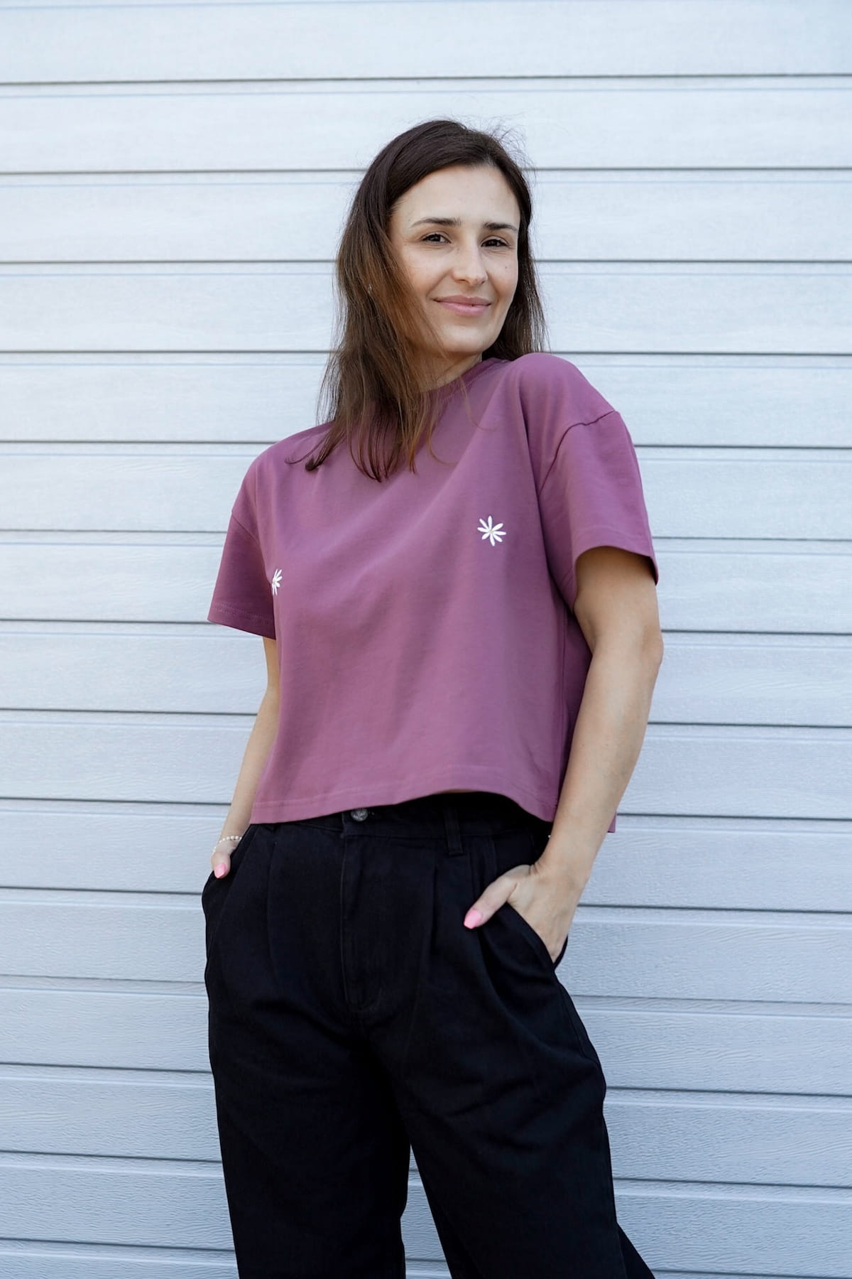 T-shirt Crop-Voilà Rose Brown Białe Stokrotki