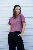 T-shirt Crop-Voilà Rose Brown Białe Stokrotki