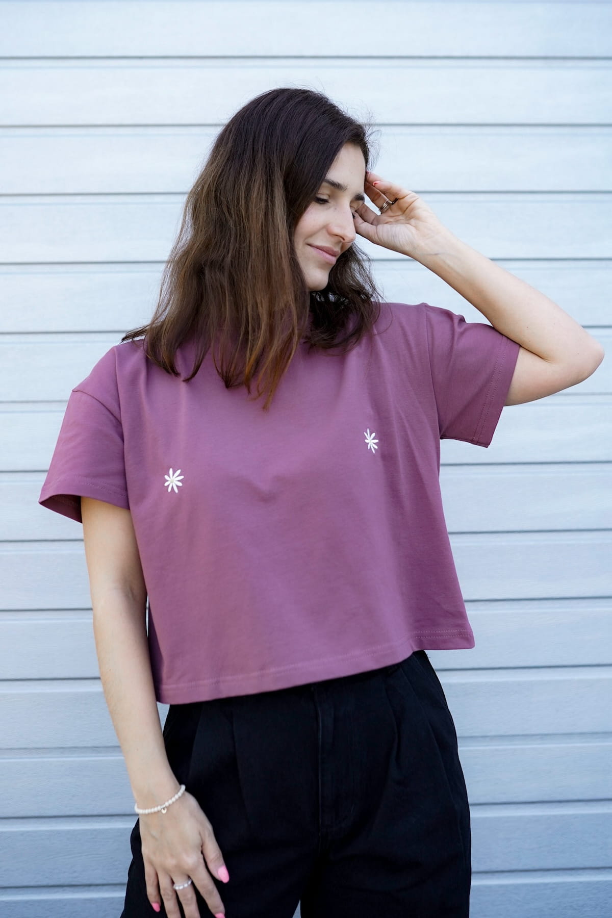 T-shirt Crop-Voilà Rose Brown Białe Stokrotki