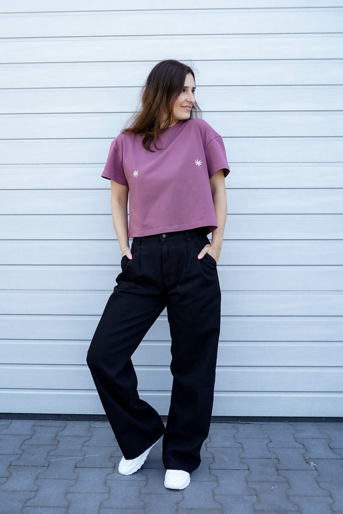 T-shirt Crop-Voilà Rose Brown Białe Stokrotki