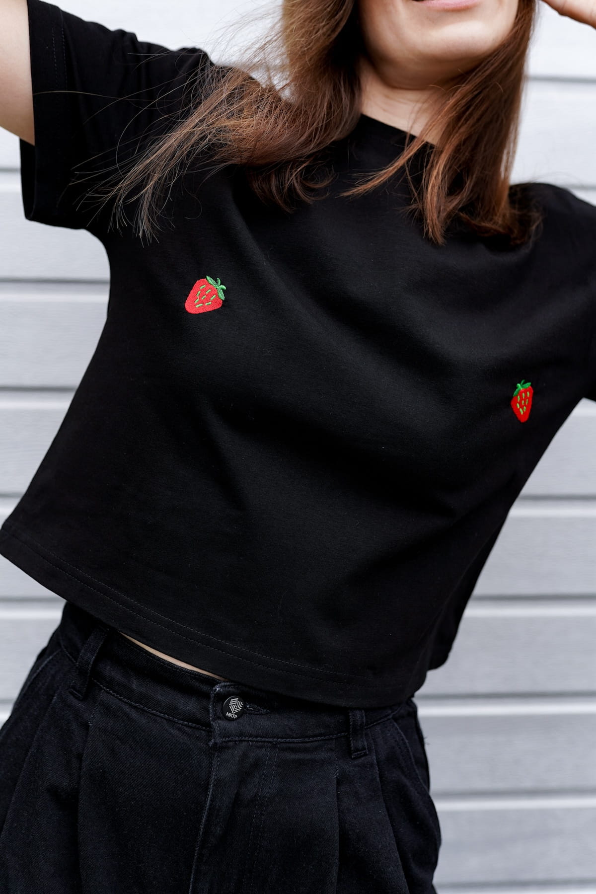 T-shirt Crop-Voilà Czarny Truskawki