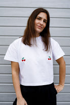T-shirt Crop-Voilà Biały Wiśnie