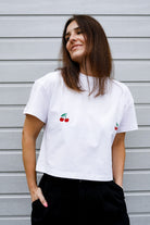 T-shirt Crop-Voilà Biały Wiśnie
