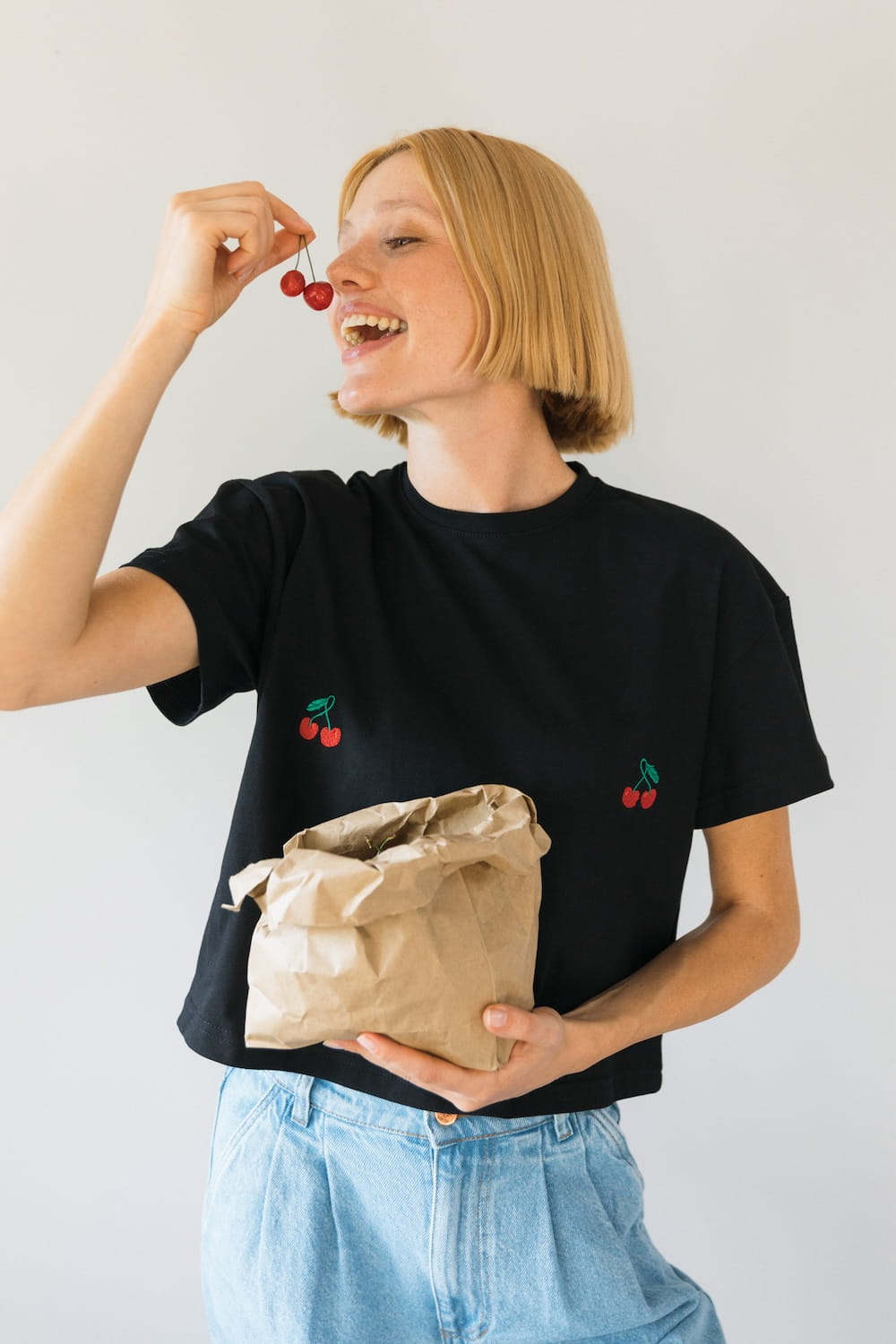 T-shirt Crop-Voilà Czarny Wiśnie