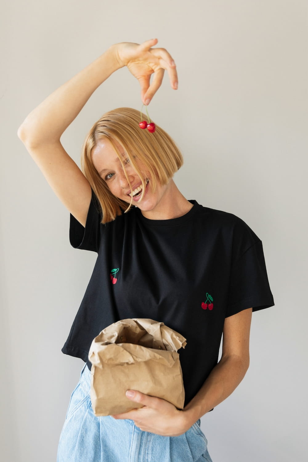 T-shirt Crop-Voilà Czarny Wiśnie