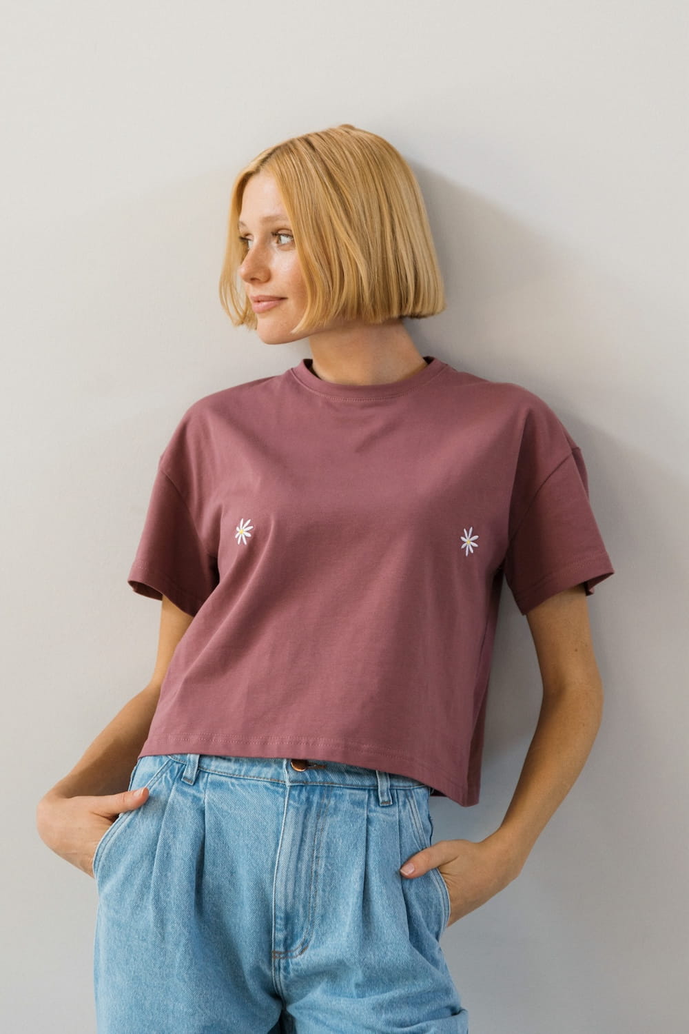 T-shirt Crop-Voilà Rose Brown Białe Stokrotki