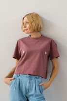 T-shirt Crop-Voilà Rose Brown Białe Stokrotki