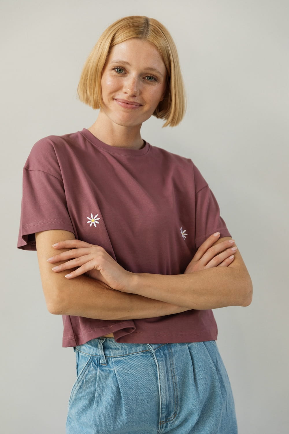 T-shirt Crop-Voilà Rose Brown Białe Stokrotki