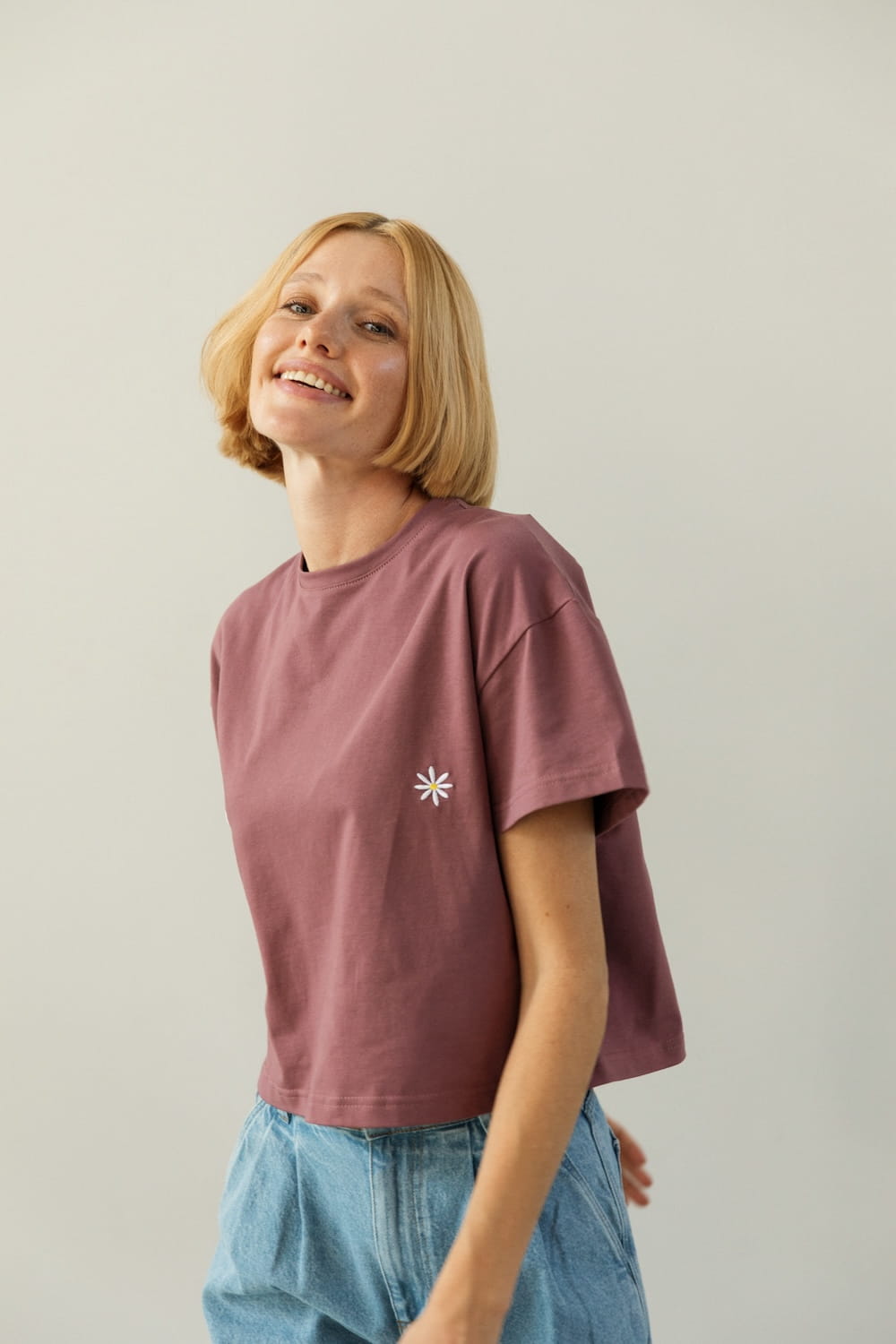 T-shirt Crop-Voilà Rose Brown Białe Stokrotki