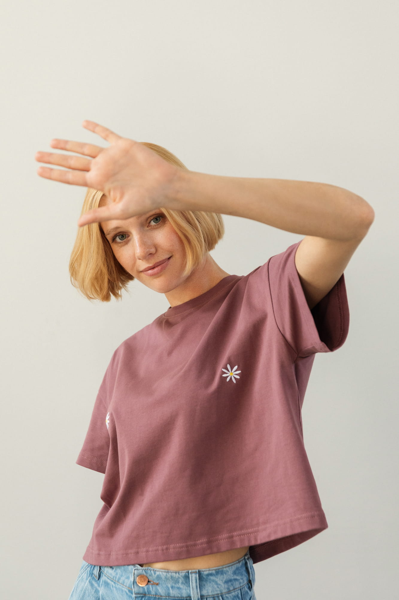 T-shirt Crop-Voilà Rose Brown Białe Stokrotki