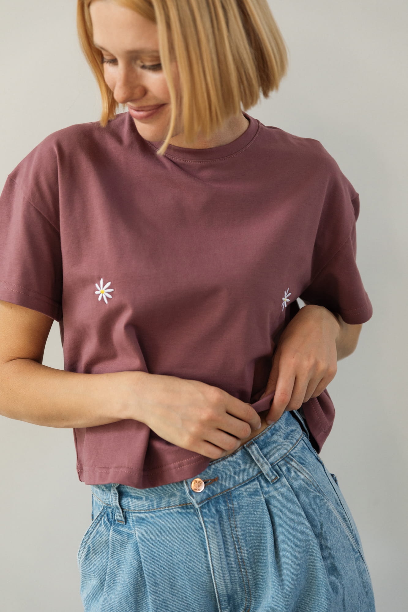T-shirt Crop-Voilà Rose Brown Białe Stokrotki
