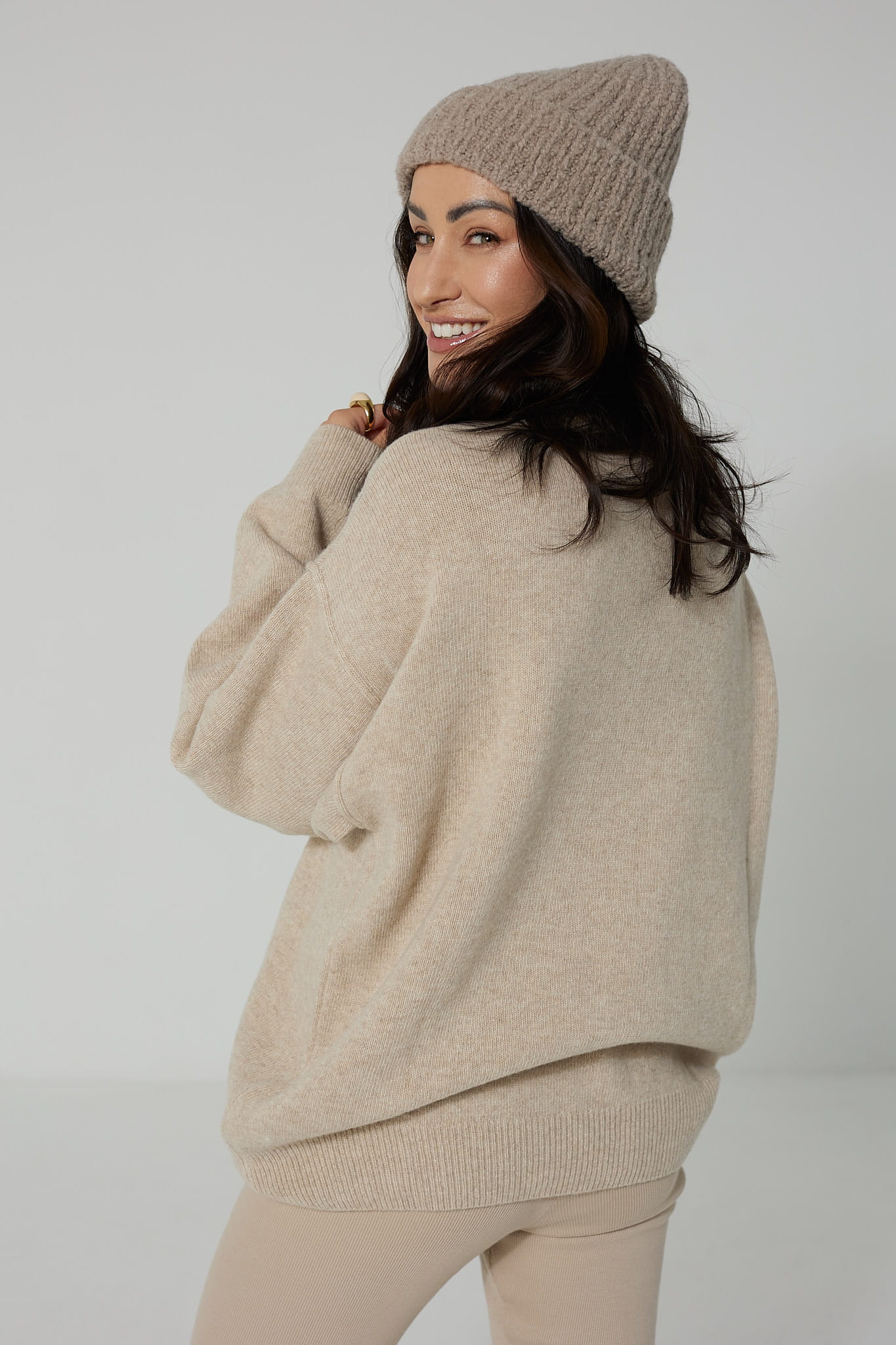 Sweter Cashmere Hug Piaskowy