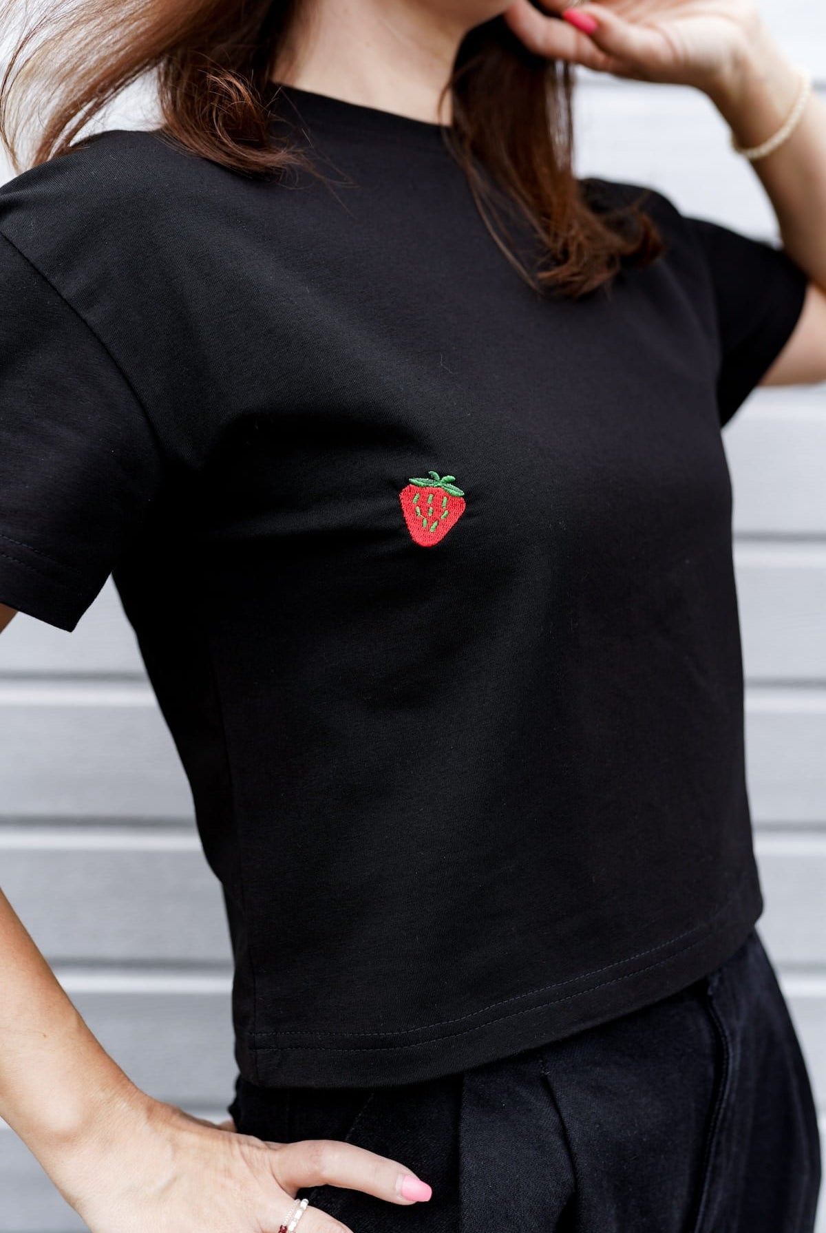 T-shirt Crop-Voilà Czarny Truskawki