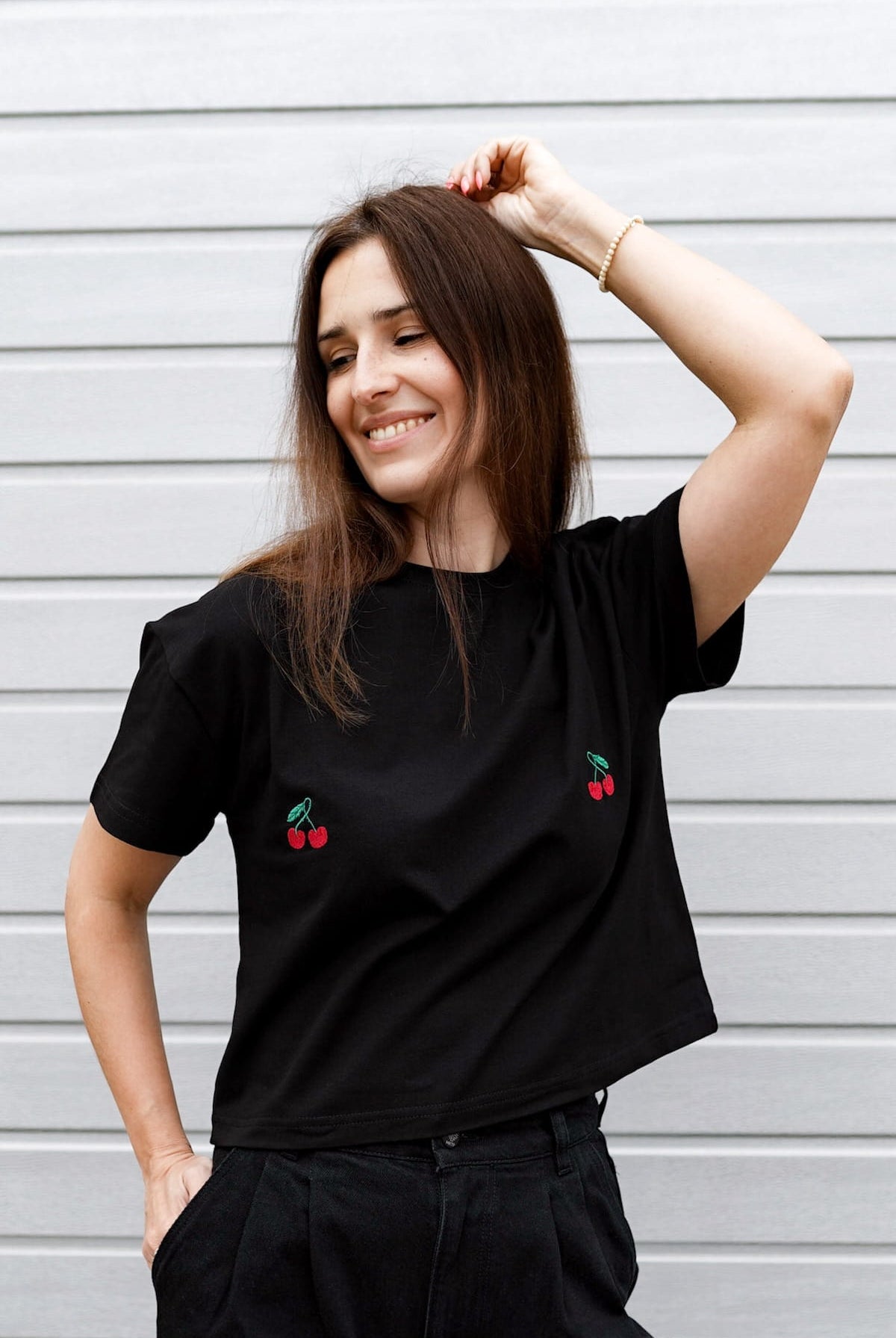 T-shirt Crop-Voilà Czarny Wiśnie