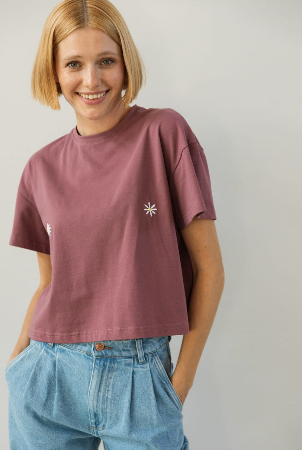 T-shirt Crop-Voilà Rose Brown Białe Stokrotki